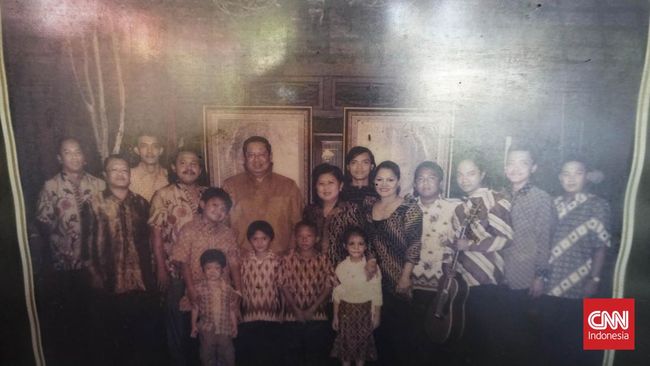 Pewaris menceritakan asal-usul kehadiran leluhur di utara Jakarta yang kini dikenal sebagai Kampung Tugu dan menghasilkan keroncong Tugu.