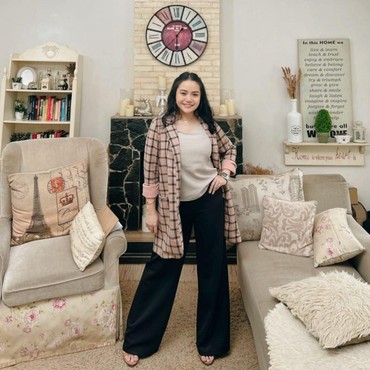 Tampil Seksi Pakai Hotpants, Susi Eks Babysitter Mawar AFI Lepas Hijab?