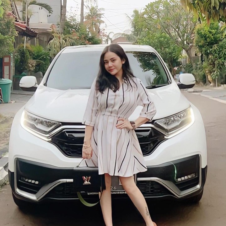 <p>Mawar merasa perjuangannya yang sulit untuk diet itu membuahkan hasil yang sebanding dengan usahanya. Kini, ia merasa senang karena baju-baju miliknya sudah bisa dipakai kembali. (Foto: Instagram@mysamawar)</p>