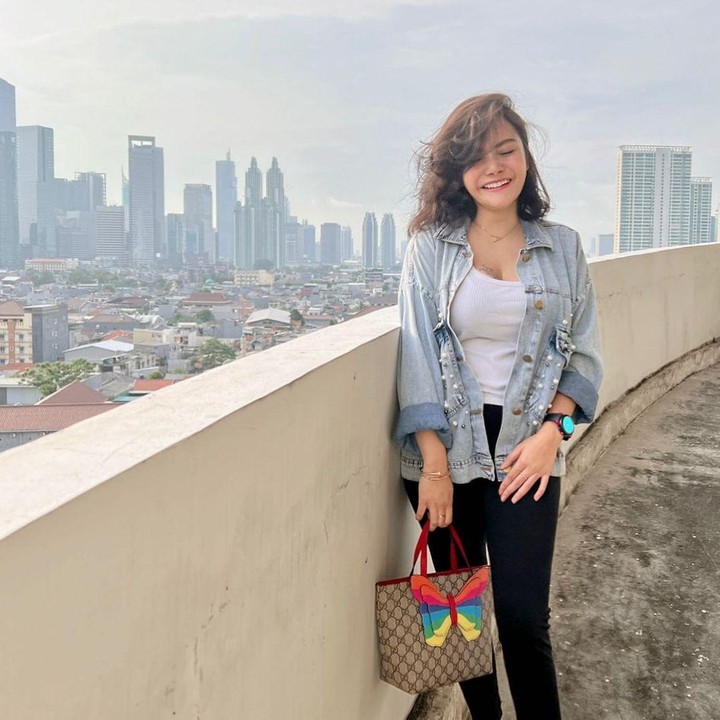 <p>Makin langsing dan cantiK menggunakan OOTD modern, ibu tiga anak ini terlihat seperti ABG, ya Bunda. (Foto: Instagram@mysamawar)</p>