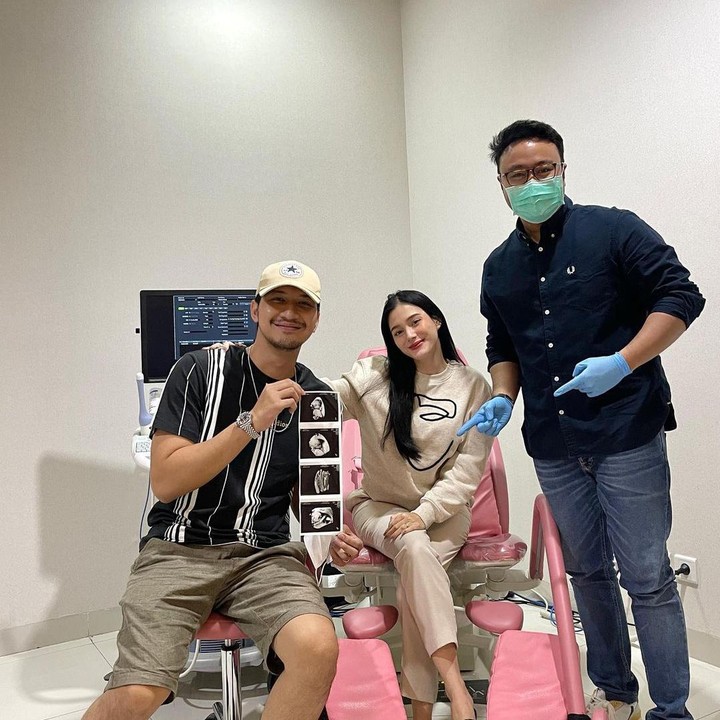<p>Memasuki trimester kedua, Yasmine mengunggah momen pemeriksaan Si Kecil. "Ahamdulillah dede bayi sehat2 aja," tulis Yasmine. (Foto: Instagram @yxsmine.ow)</p>