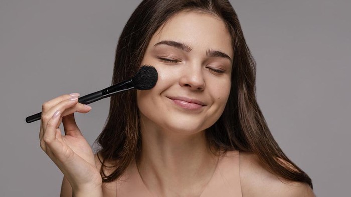 Amankah Pakai Makeup Setiap Hari? Ini Kata Ahli