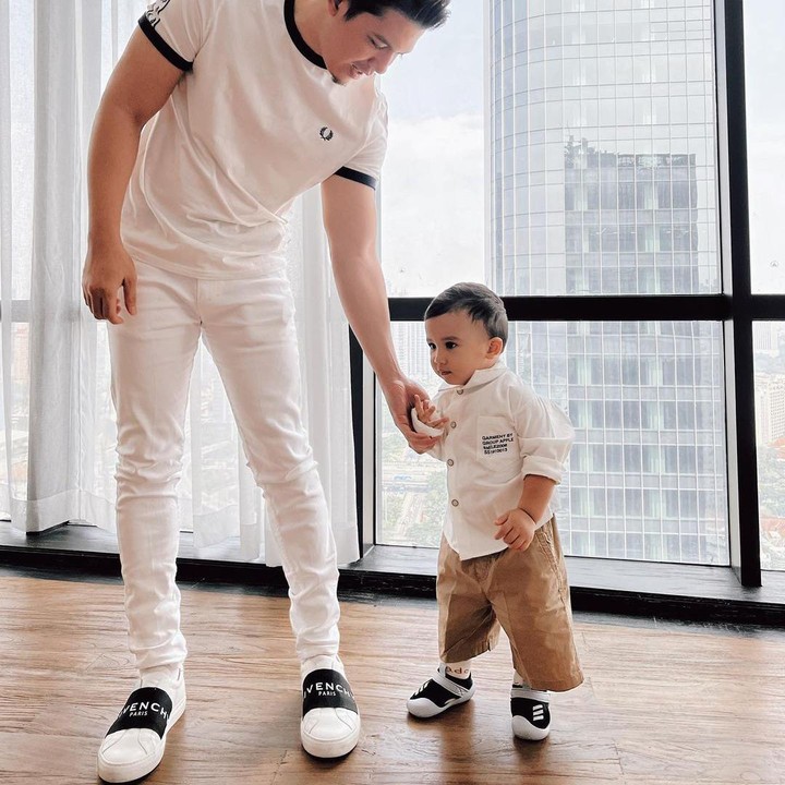 <p>Meski baru berusia 1,5 tahun, OOTD Ukkasya enggak kalah keren dari ayahnya, Irwansyah. Terlihat keduanya kompak mengenakan <em>outfit</em> serba putih. (Foto: Instagram @zaskiasungkar15)</p>