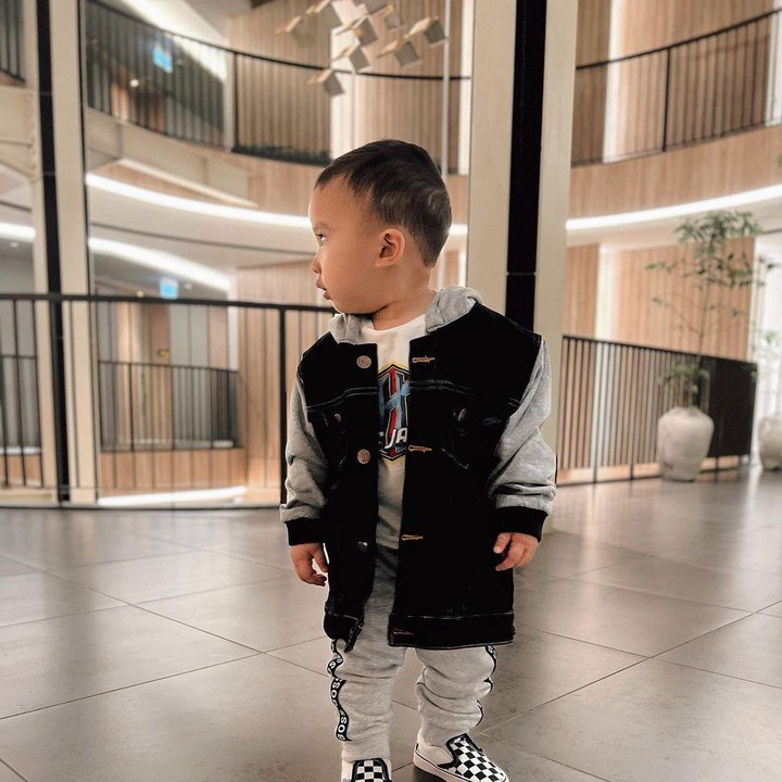<p>Pada kesempatan lain, Ukkasya tampil <em>stylish</em> dengan padu padan pakaian bernuansa hitam dan abu-abu. Gaya ini mengingatkan pada OOTD yang mirip dengan sang ayah. (Foto: Instagram @zaskiasungkar15)</p>