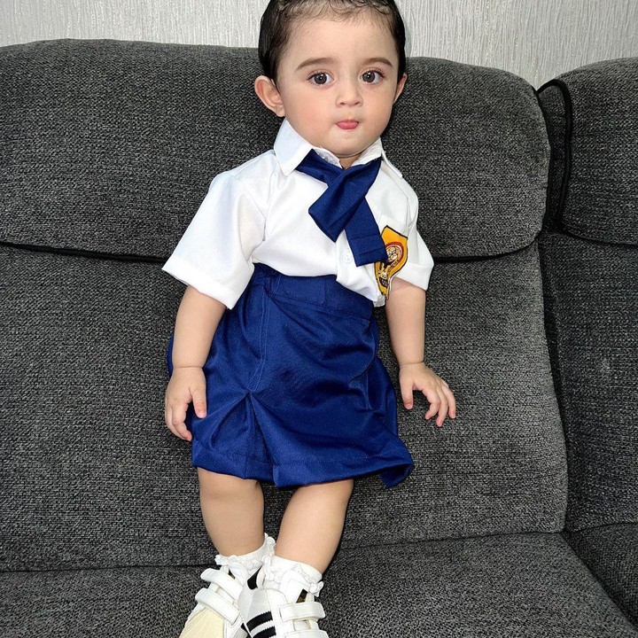 <p>Pakai seragam putih biru lengkap dengan sepatu putih, <em>baby</em> Guzel bergaya layaknya anak SMP. Posenya di foto ini pun membuat Guzel lagi-lagi dipuji mirip seperti barbie. (Foto: Instagram @guzelimalisyakieb)</p>