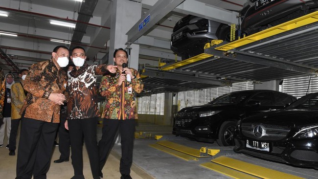 FOTO: Deret Mobil Sitaan KPK Terparkir di Rumah Penyimpanan Baru