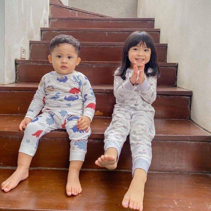 <p>Raditya Dika dikarunia sepasang putra dan putri bernama Alinea Ava Nasution dan Aksara Asa Nasution, Bunda. Banyak yang mengatakan Alinea mirip sang Bunda, Annisa Aziza, sedangkan Aksara mirip Radit. (Foto: Instagram: @raditya_dika)</p>