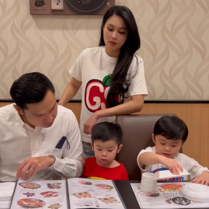 <p>Sang suami, Harvey Moeis, mengajak Sandra menyantap masakan khas Korea, Bunda. Mereka pun terlihat sangat serius memilih menu makanan yang akan disantap, nih. (Foto: Instagram: @sandradewi88)</p>