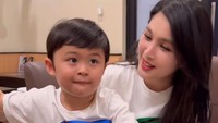 <p>Ulang tahun Sandra Dewi sangat penting dalam keluarganya. Bahkan, kedua anak Sandra Dewi sampai bolos sekolah, lho. (Foto: Instagram: @sandradewi88)</p>