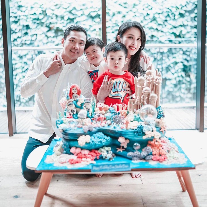 <p>Tak sampai sana, Sandra Dewi juga mendapatkan kejutan sebuah kue ulang tahun mewah dari sang suami, nih. Kue yang bernuansa biru ini memiliki tema Disney Princess Ariel. Bahagia sekali ya, Bunda? (Foto: Instagram: @sandradewi88)</p>