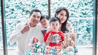 <p>Tak sampai sana, Sandra Dewi juga mendapatkan kejutan sebuah kue ulang tahun mewah dari sang suami, nih. Kue yang bernuansa biru ini memiliki tema Disney Princess Ariel. Bahagia sekali ya, Bunda? (Foto: Instagram: @sandradewi88)</p>