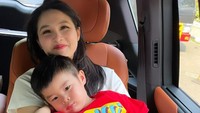 <p>Perayaan momen ulang tahun Sandra Dewi kali ini terasa begitu spesial, Bunda. Ia merayakannya bersama suami dan anak tercinta. Sandra Dewi benar-benar dimanjakan oleh sang suami dengan kejutan yang ia berikan. (Foto: Instagram: @sandradewi88)</p>