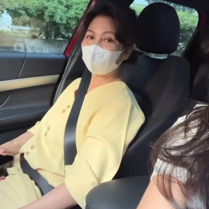 <p>Sandra Dewi sangat senang dengan mobil ini. Ia pun langsung memakai mobil tersebut untuk mengantarkan sang Bunda yang sempat berkunjung ketika hari ulang tahunnya. (Foto: Instagram: @sandradewi88)</p>