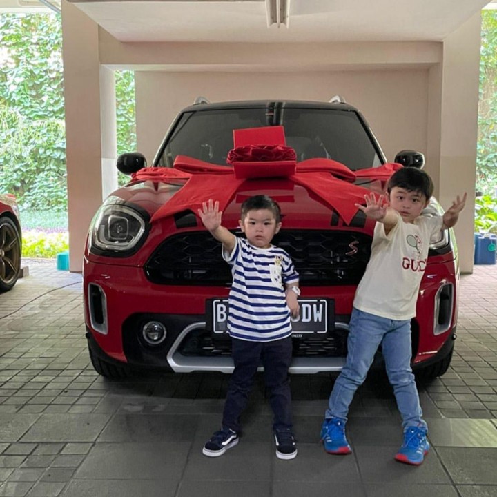 <p>Setelah 6 tahun menikah, Sandra Dewi bisa dibilang mendapat kado spesial nih, dari sang suami. Ibu dua anak ini mendapatkan hadiah mobil 'yang lebih manusiawi' dari Harvey Moeis. Ia bercerita kalau selama ini, semua mobil Harvey tidak bisa ia kendarai sendiri. (Foto: Instagram: @sandradewi88)</p>
