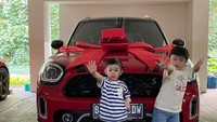 <p>Setelah 6 tahun menikah, Sandra Dewi bisa dibilang mendapat kado sepsial nih, dari sang suami. Ibu dua anak ini mendapatkan hadiah mobil 'yang lebih manusiawi' dari Harvey Moeis. Ia bercerita kalau selama ini, semua mobil Harvey tidak bisa ia kendarai sendiri. (Foto: Instagram: @sandradewi88)</p>