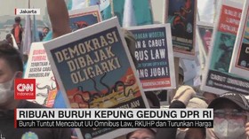 VIDEO: Ribuan Buruh Kepung Gedung DPR RI