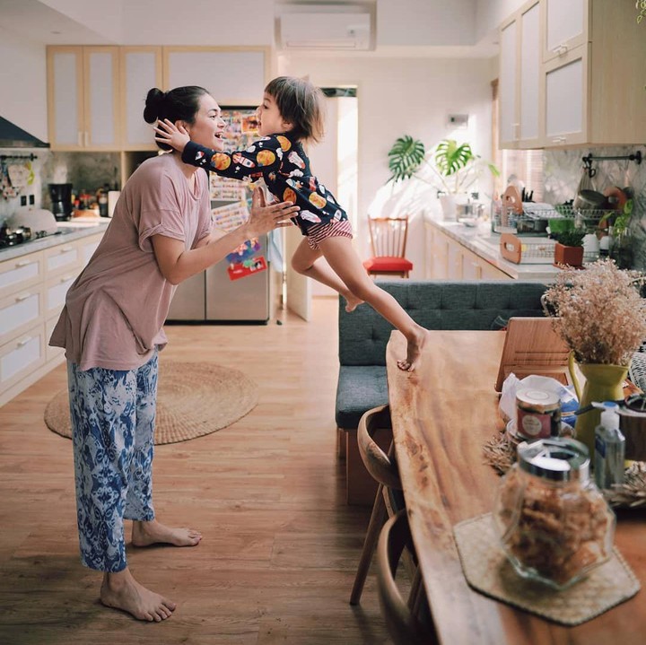 <p>Rumah minimalis Ringgo juga dilengkapi dengan dapur minimalis ala <em>western</em> yang didominasikan juga dengan warna putih dan interior dari kayu. Pemilihan meja makannya juga menarik ya, Bunda. (Foto: Instagram@ringgoagus)</p>