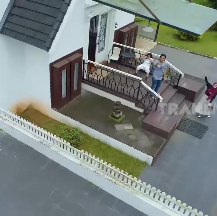<p>Rumah yang dibangun pada 2014 silam itu sudah ditempatinya selama 5 tahun, lho Bunda. (Foto: YouTube TRANS7 OFFICIAL)</p>