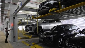 FOTO: Deret Mobil Sitaan KPK Terparkir di Rumah Penyimpanan Baru