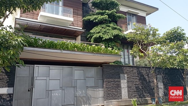 Area sekitar rumah pribadi Ferdy Sambo dijaga ketat satpam, dan hanya mengizinkan kendaraan warga maupun ojek online untuk masuk area sekitar rumah tersebut.