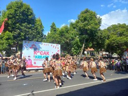 Gerak Jalan Kocak, Hiburan Favorit Warga Buleleng Rayakan HUT RI ke-77