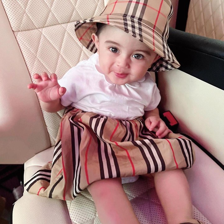 <p>Selain bermata indah, baby Guzel juga punya senyum yang manis dan menawan lho, Bunda. Tak heran kalau potretnya selalu menuai pujian warganet. (Foto: Instagram @guzelimalisyakieb)</p>