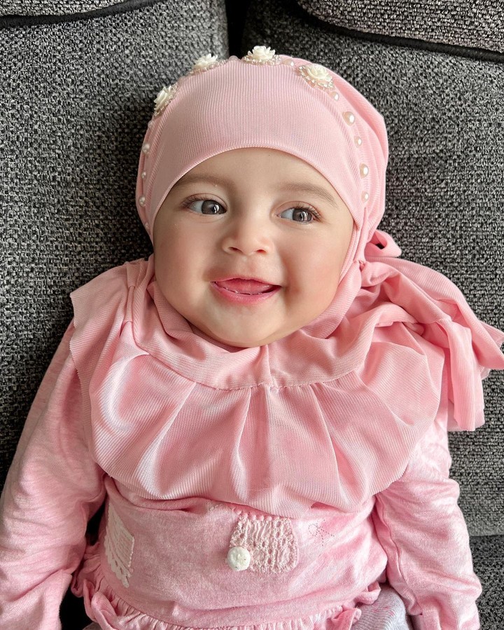 Baby Guzel, putri pertama dari pasangan Ali Syakieb dan Margin semakin hari semakin cantik. Bahkan disebut mirip barbie lho, Bunda. Ini dia potretnya.