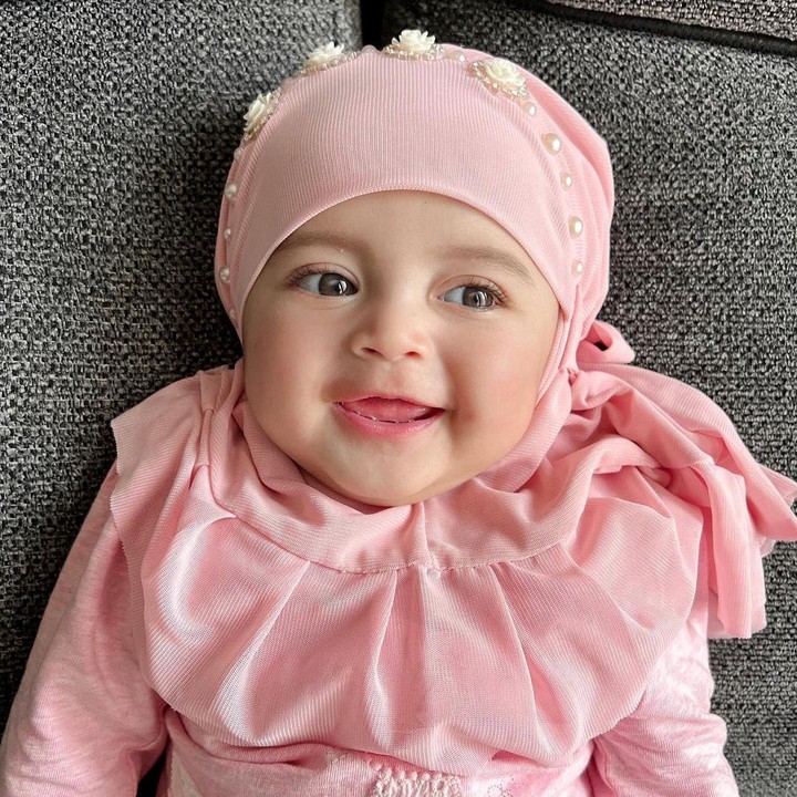 <p>Tak hanya miliki senyum indah, pipi baby Guzel yang kemerah-merahan membuatnya semakin menggemaskan. Kita doakan semoga <em>baby</em> Guzel sehat-sehat selalu ya, Bunda. (Foto: Instagram @guzelimalisyakieb)</p>