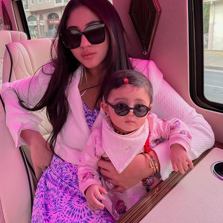 <p>Tak kalah cantik dengan Ibundanya, Guzel dan Margin kompak memakai kacamata hitam. Gayanya pun sama persis. Kece banget ya, Bunda? (Foto: Instagram @marginw)</p>