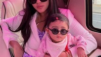 <p>Tak kalah cantik dengan Ibundanya, Guzel dan Margin kompak memakai kacamata hitam. Gayanya pun sama persis. Kece banget ya, Bunda? (Foto: Instagram @marginw)</p>