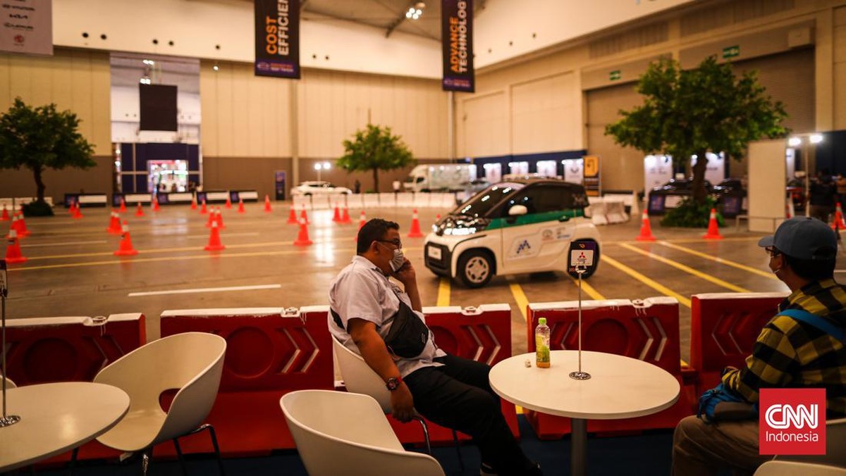 FOTO: Pengunjung Antre Jajal Mobil Listrik di GIIAS 2022