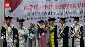 VIDEO: Ibu Wafat, Ayah Ditahan Polisi, Bayi 4 Bulan Diwisuda