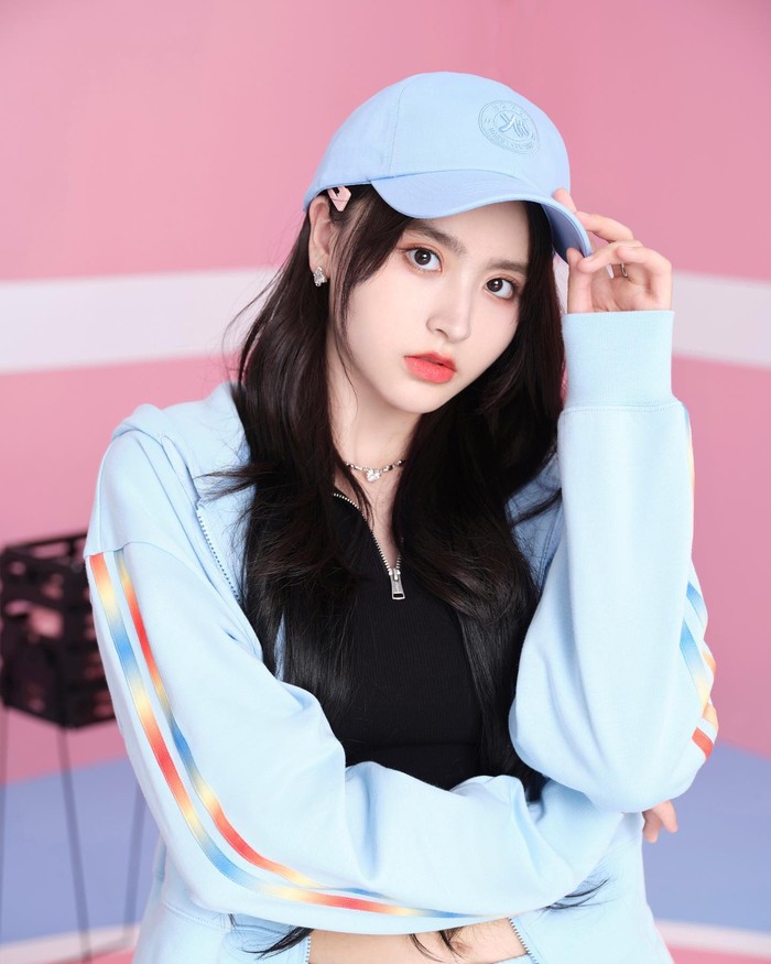 Tidak hanya memiliki visual yang menawan, Aria Jin juga memiliki bakat dalam menyanyi dan menari. Tak heran Aria berhasil debut sebagai salah satu anggota girl group bernama DAYLIGHT. / Foto: instagram.com/jinzihanx