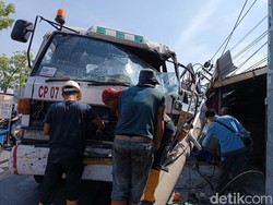 Diduga Rem Blong, Truk Crane Tabrak Tiang Listrik di Medan