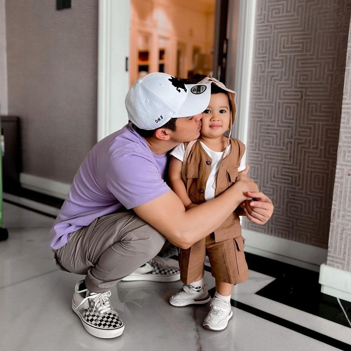 <p>Ukkasya kini sudah semakin besar nih, Bunda. Potretnya kerap dibagikan Zaskia Sungkar dan Irwansyah melalui unggahan Instagram pribadinya. Misalnya, saat ia berpose dengan sang ayah. (Foto: Instagram @irwansyah_15)</p>