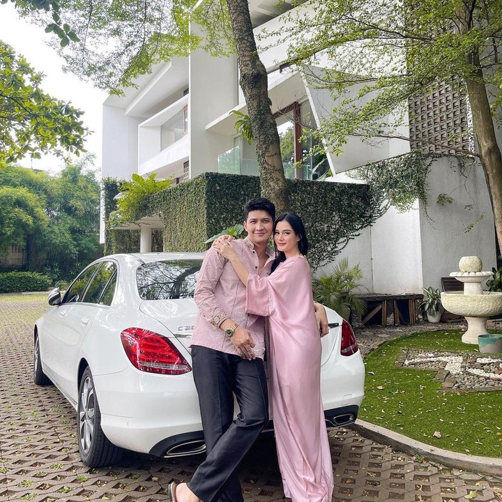 <p>Walau menikah dengan masa penjajakan yang singkat, Aditya Zoni dan Yasmine Ow terlihat harmonis dan makin romantis setelah menikah, nih Bunda. Aditya Zoni dan Yasmine berpacaran jarak jauh antara Malaysia dan Indonesia. Pada Desember 2021, Aditya Zoni juga melamar Yasmine meski baru 3 hari bertemu secara langsung di Indonesia.(Foto: Instagram @yxsmine.ow)</p>