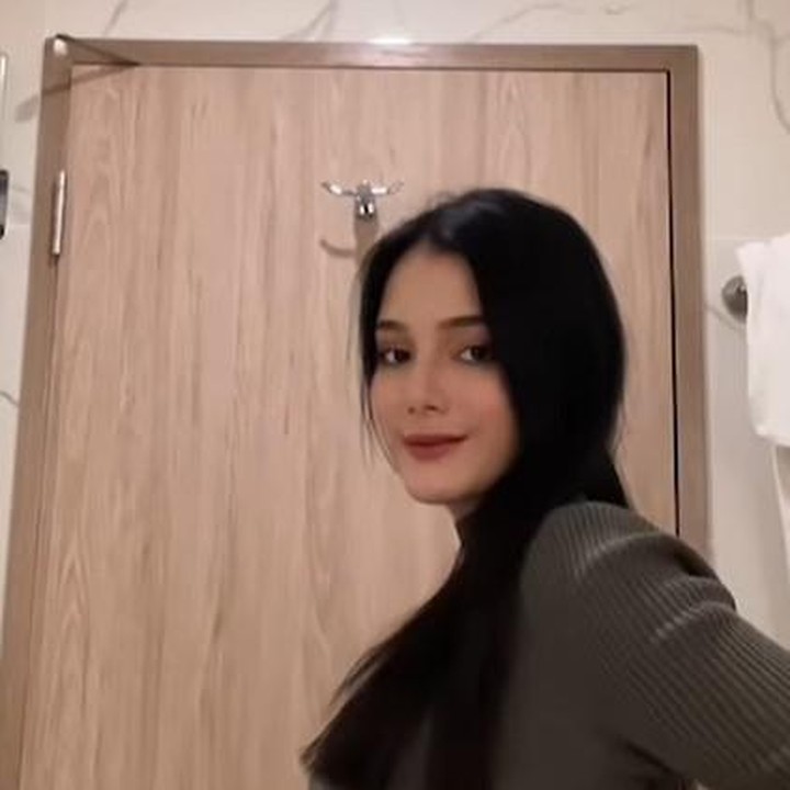 <p>Yasmine pun terlihat semakin cantik seiring dengan perkembangan kehamilannya. Lihat saya ia tampak cantik kan sambil memamerkan baby bump-nya? Yuk, Bunda kita doakan Yasmine dan buah hatinya selalu sehat sampai hari persalinan ya. (Foto: Instagram @yxsmine.ow)</p>