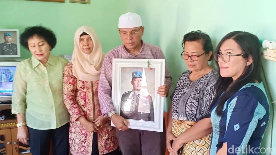 Anggota DPRD Tanjungpinang di rumah keluarga Brigadir J.