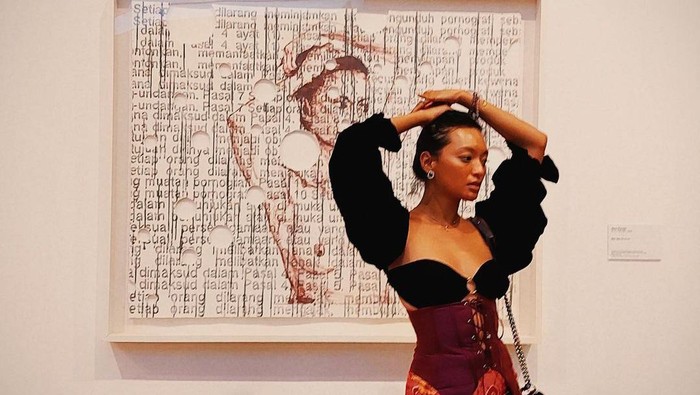 Padukan Busana Tradisional dan Modern, Simak Gaya Modis Asmara Abigail Pemeran 'Darminah' di Pengabdi Setan 2