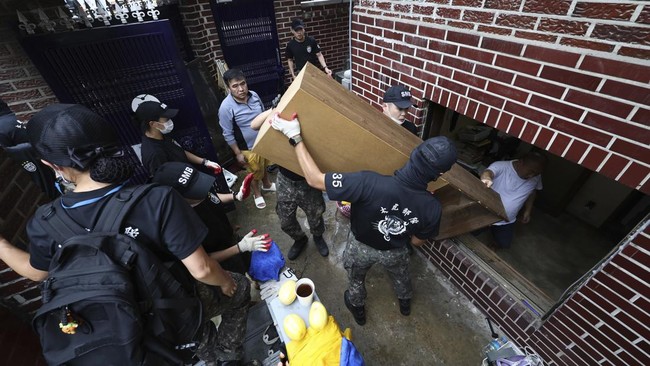 Seorang warga Sillim, Distrik Gwanak, Seoul, menceritakan sebuah tragedi yang menimpa salah satu tetangganya kala banjir melanda Korea Selatan pekan ini.