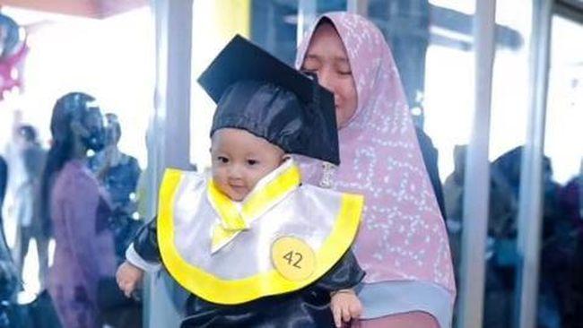 Viral di TikTok! Bayi Berusia 4 Bulan Ikut Wisuda Gantikan Sang Ibu ...