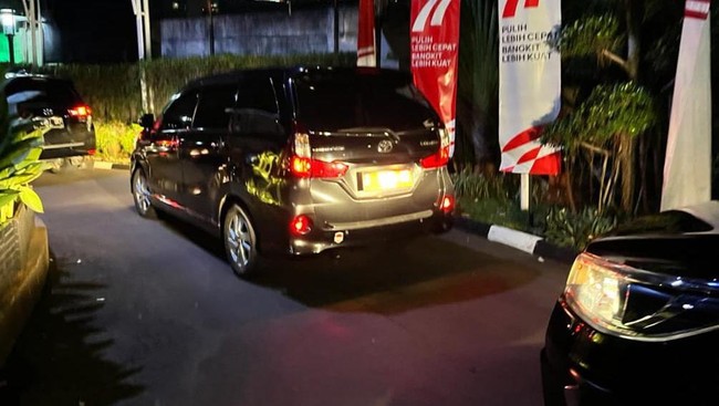 Bupati Pemalang Mukti Agung Wibowo dan sejumlah orang lainnya segera dibawa ke gedung KPK untuk diperiksa usai terjaring operasi tangkap tangan (OTT).