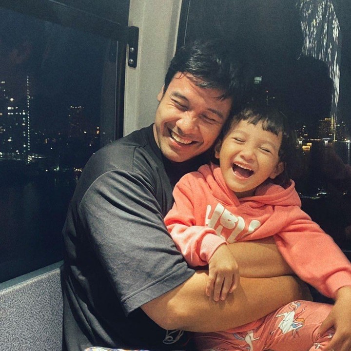 <p>Chicco Jerikho dan putrinya, Surinala kerap menghabiskan waktu bersama. Keduanya sangat dekat, bahkan Chicco sering menemani anaknya bermain. (Foto: Instagram @chicco.jerikho)</p>
