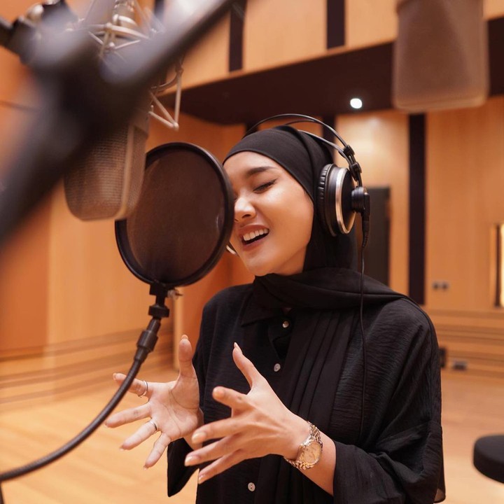 <p>Pedangdut yang dikenal lewat tembang<em> Goyang Dumang</em> ini juga akan mengubah aliran musiknya ke arah pop usai berhijab, lho. (Foto: Instagram @cita_citata)</p>