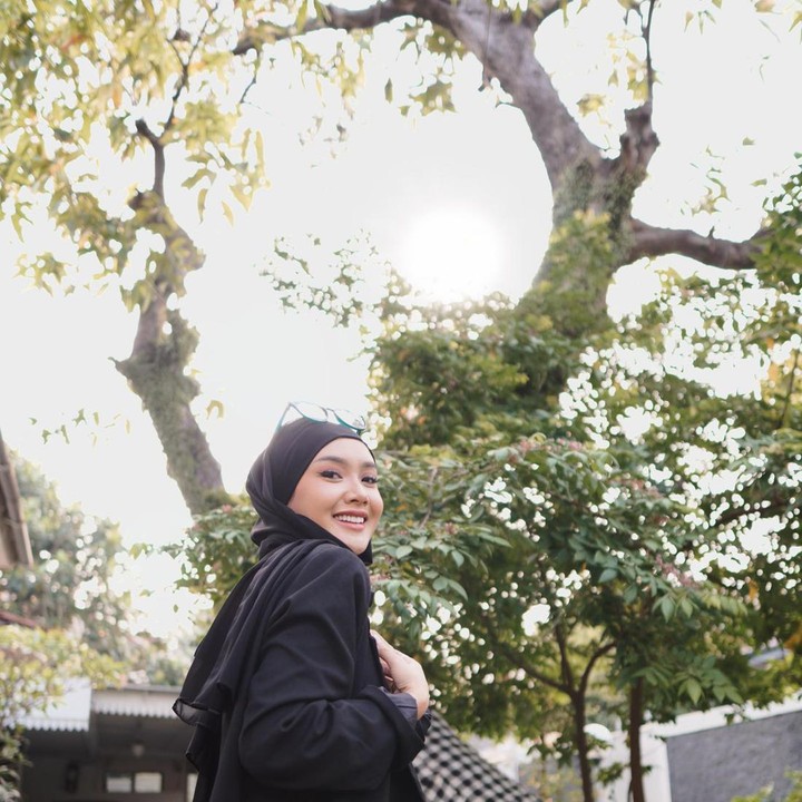 <p>Ada yang baru dari penampilan Cita Citata. Pedangdut berusia 27 tahun itu kini tampil berhijab, Bunda. (Foto: Instagram @cita_citata)</p>