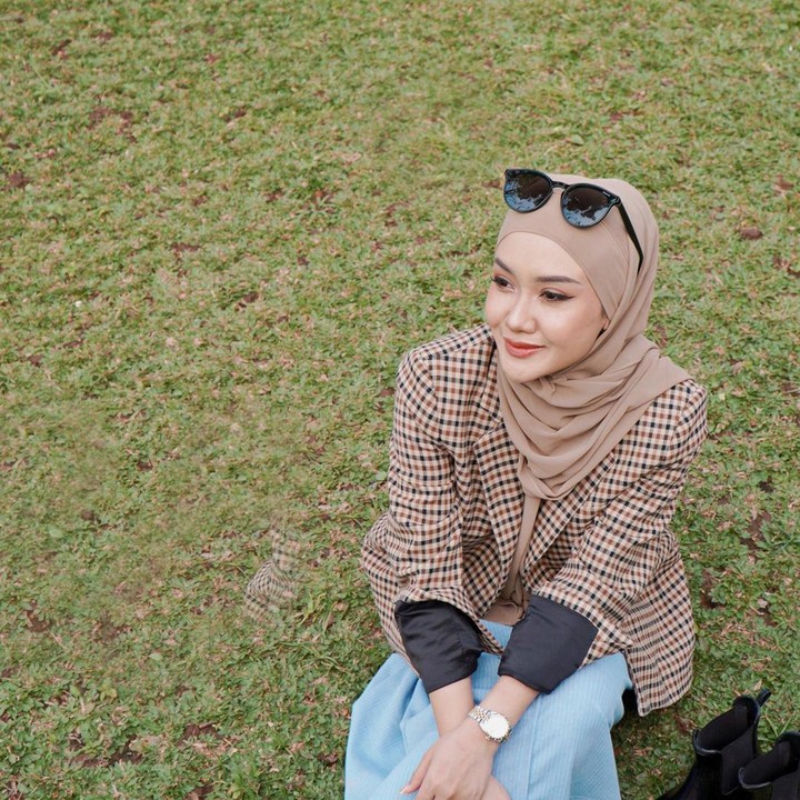 <p>Sejak awal Agustus, Cita Citata selalu mengunggah potret dengan mengenakan hijab dan busana Muslim. Penampilan terbarunya ini membuatnya jadi sorotan. (Foto: Instagram @cita_citata)</p>