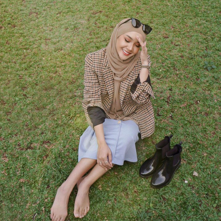<p>Wanita asal Bandung ini tampil manglingi dengan pashmina yang dipadu dengan setelan <em>outfit</em> bernuansa <em>earth tone</em>. Banyak netizen memuji penampilannya yang cantik bikin pangling setelah berhijab, Bunda. (Foto: Instagram @cita_citata)</p>