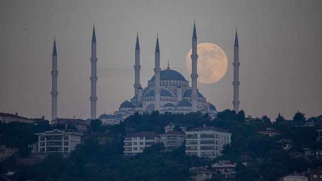 Untuk bisa masuk ke Haghia Sophia di Istanbul, Turki, turis asing dikenakan biaya cukup mahal yakni sebesar 25 euro atau sekitar Rp425 ribu.