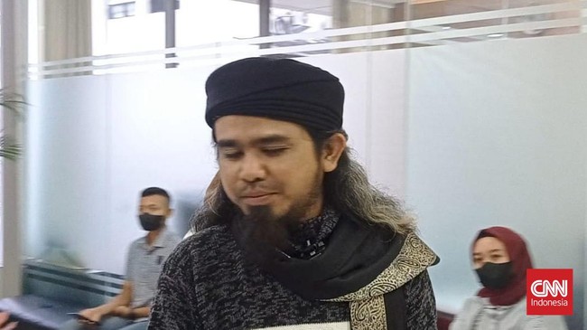 Gus Samsudin mengatakan selain tak boleh menggunakan alas kaki, amalan yang ia jalani juga mewajibkan dirinya menjaga pantangan makanan.