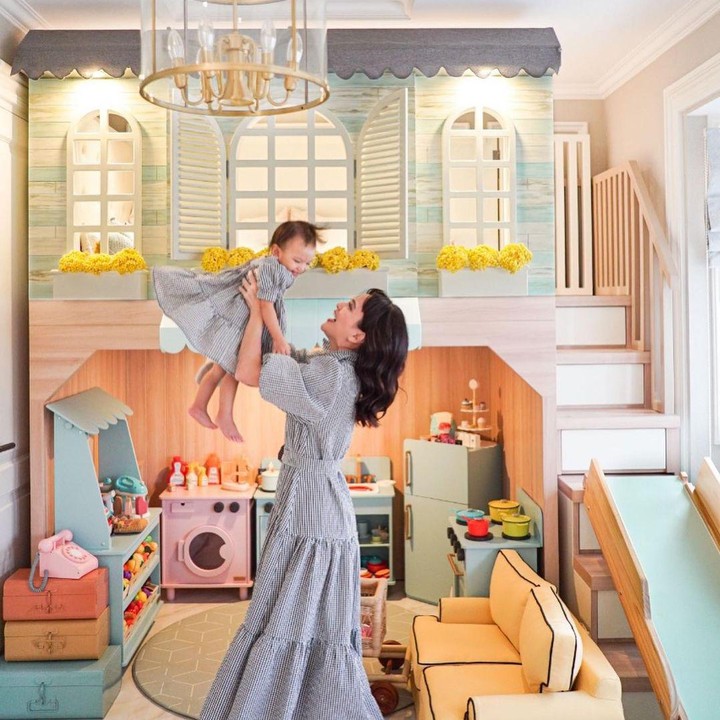 <p>Ini dia potret kamar Claire dengan desain interior layaknya rumah versi mini. Ada dapurnya juga, lengkap dengan miniatur kulkas, kompor, alat masak, dan banyak mainan lainnya. (Foto: Instagram @missclaireherbowo)</p>
